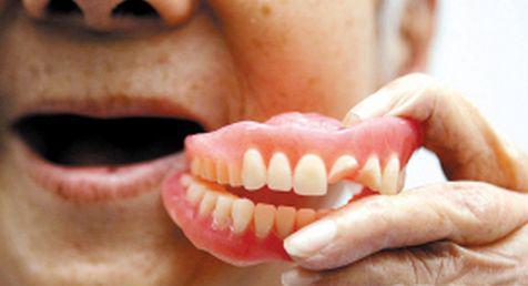 65岁的老人适合种植牙吗？北京瑞鲨口腔正规吗？